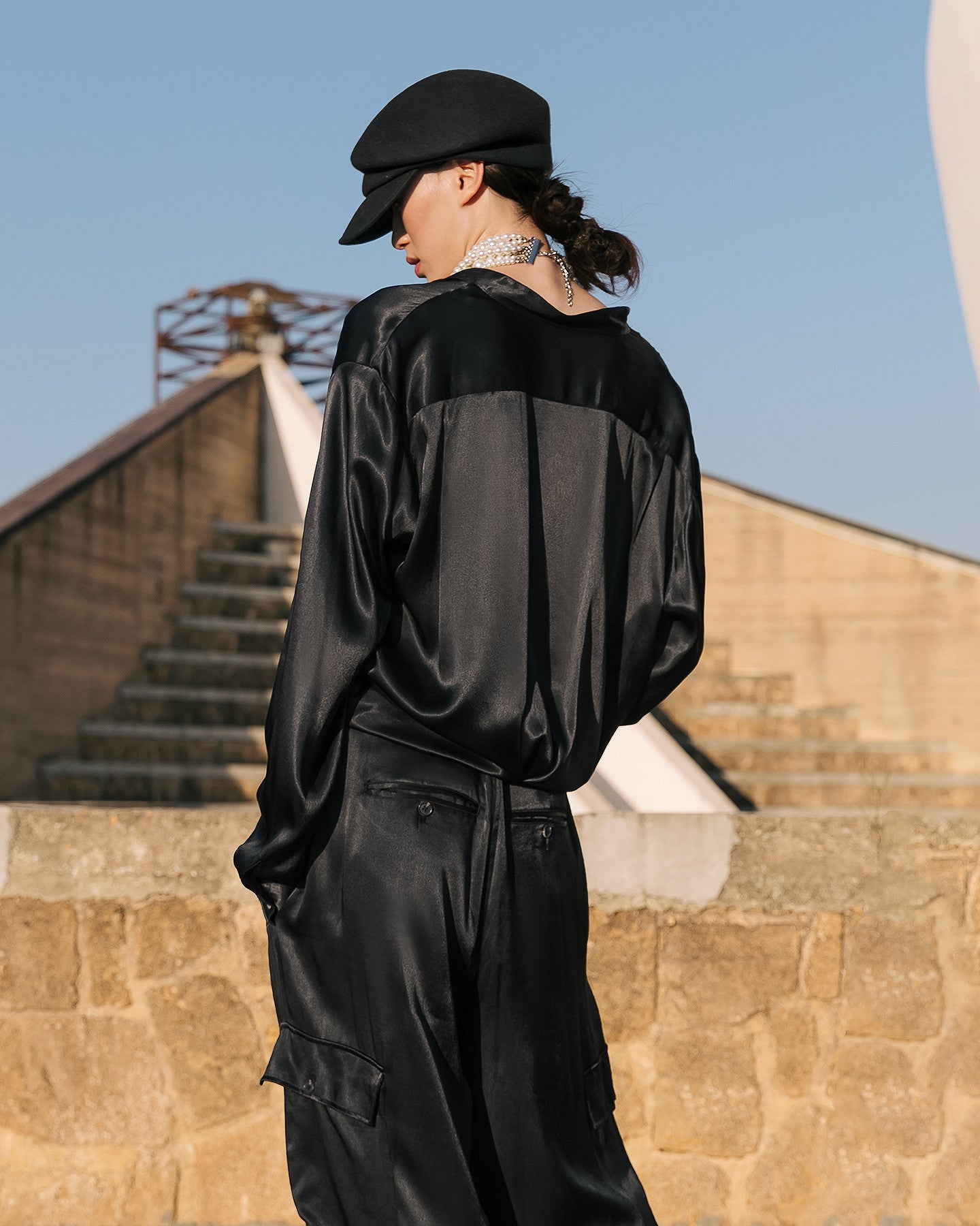 Chemise Siwa - Noir : Chemise épurée en satin viscose noir profond Mes Demoiselles