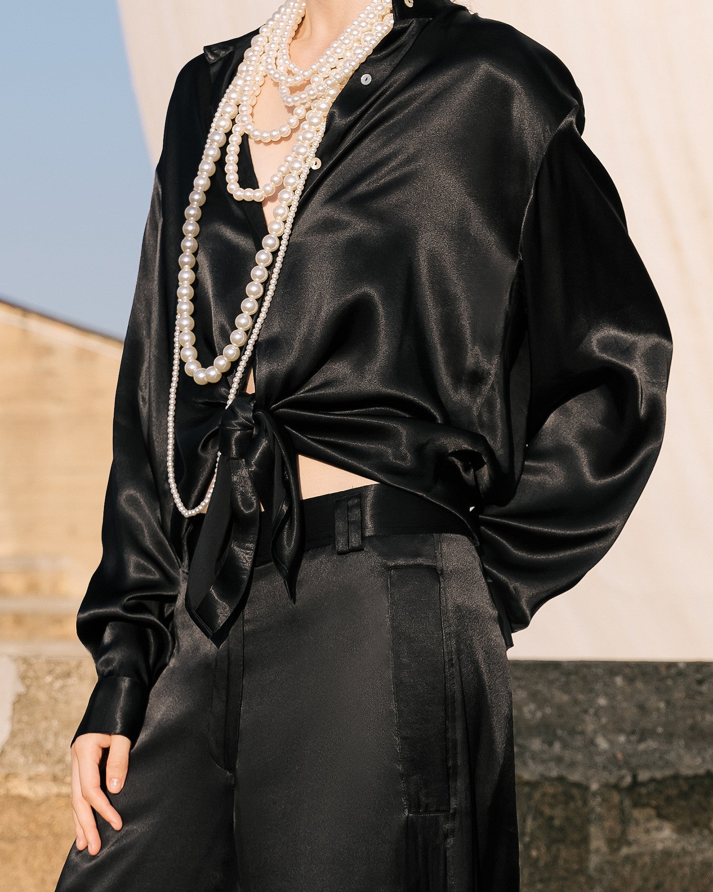Chemise Siwa - Noir : Chemise épurée en satin viscose noir profond Mes Demoiselles