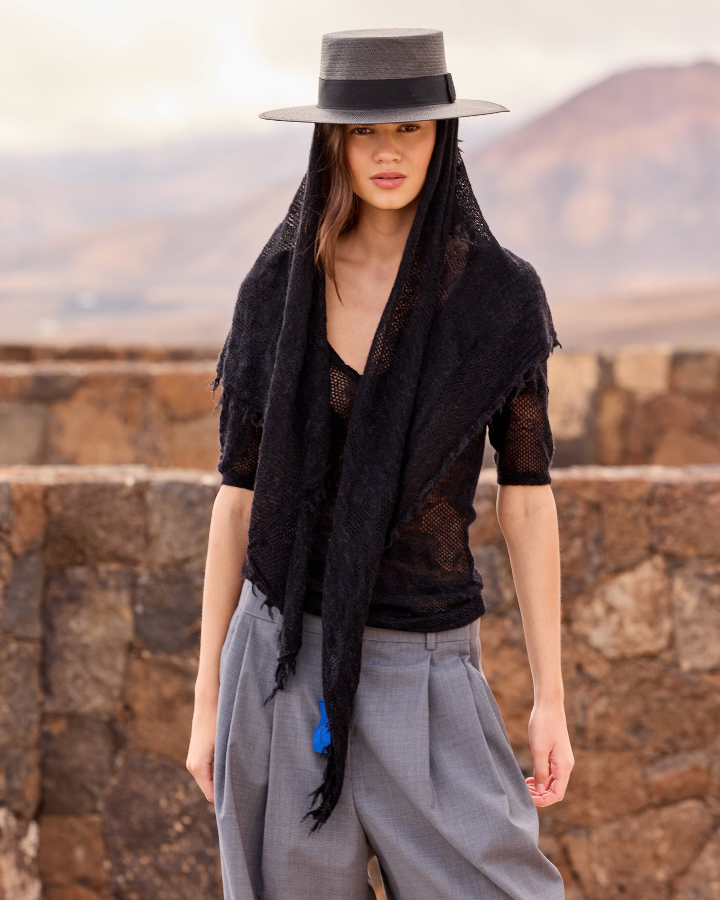Foulard triangulaire en alpaca pointelle – Noir - Accessoires Mes Demoiselles