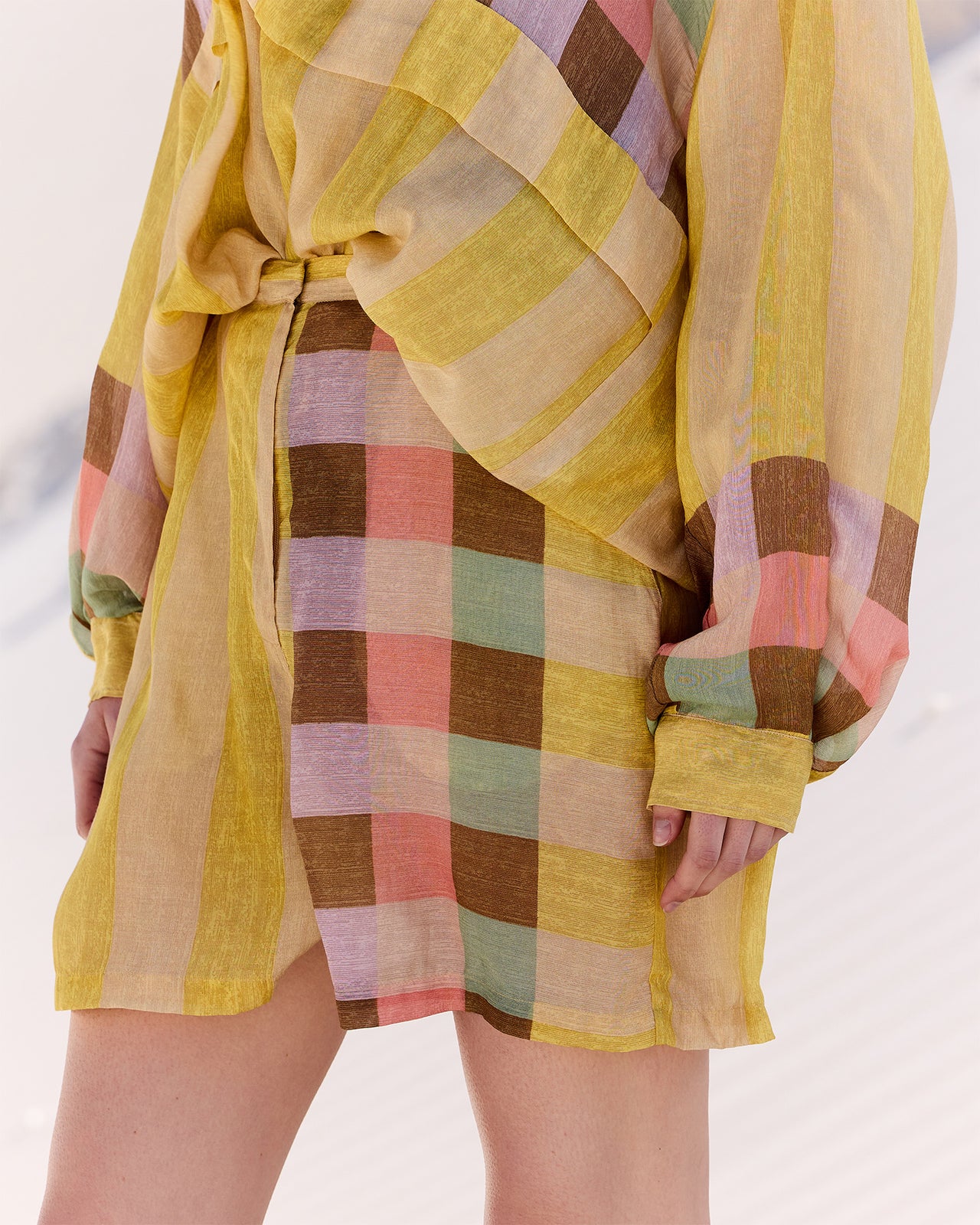Bermuda court en gaze de modal rayé jaune et détails colorés - Jupes & shorts Mes Demoiselles - Image 2
