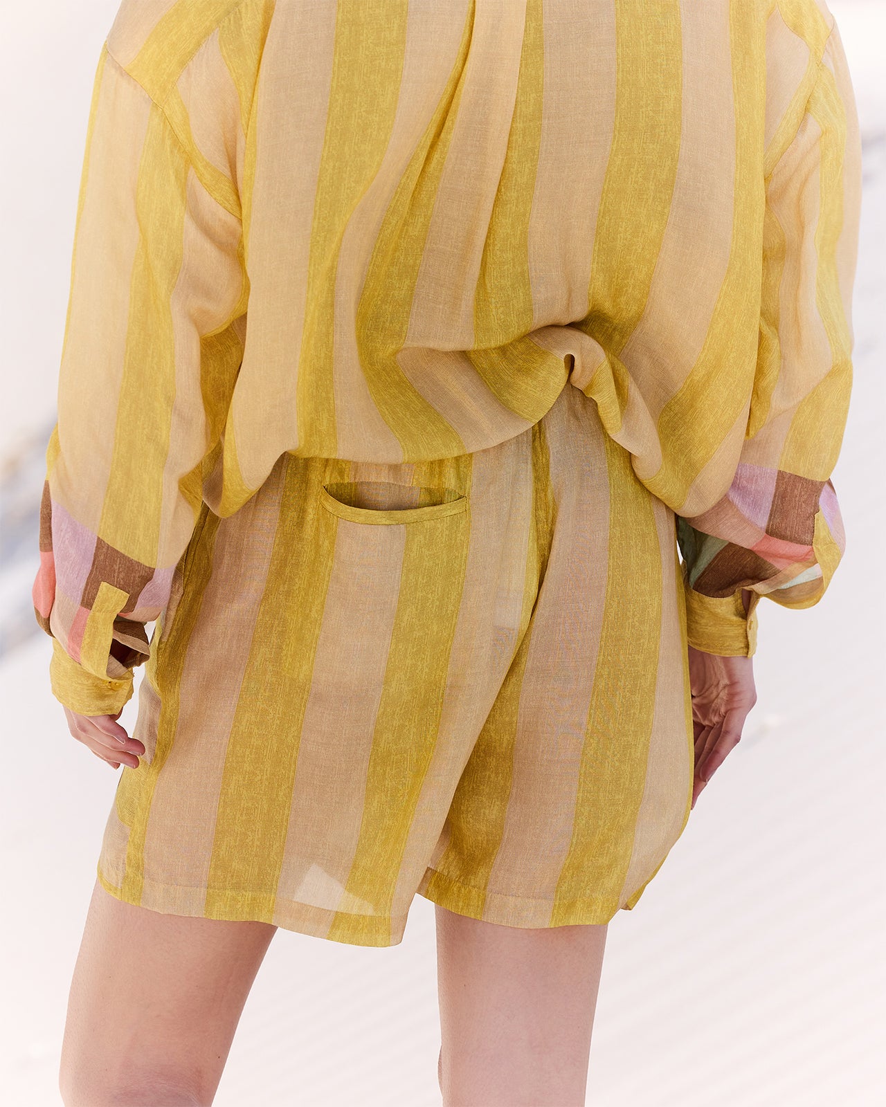 Bermuda court en gaze de modal rayé jaune et détails colorés - Jupes & shorts Mes Demoiselles - Image 3