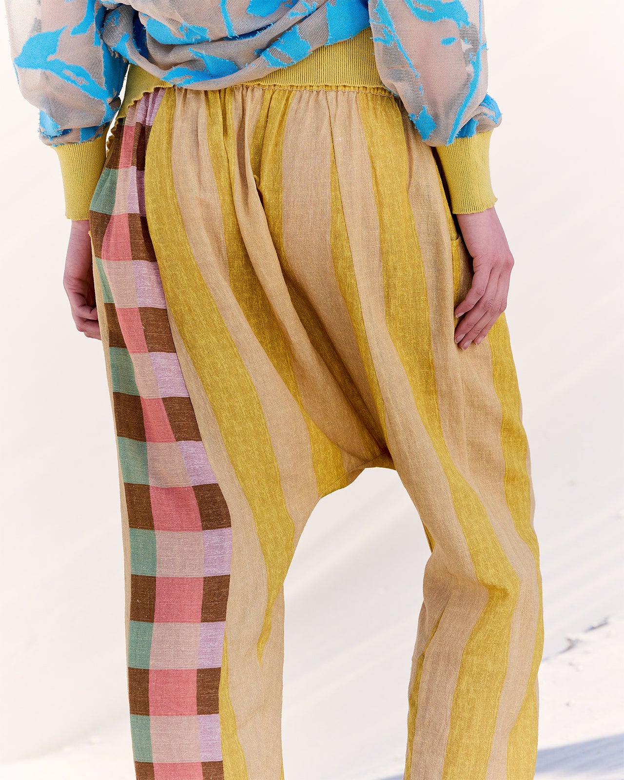 Pantalon sarouel en soie fine et naturelle rayé jaune - Pantalons & combinaisons Mes Demoiselles - Image 2