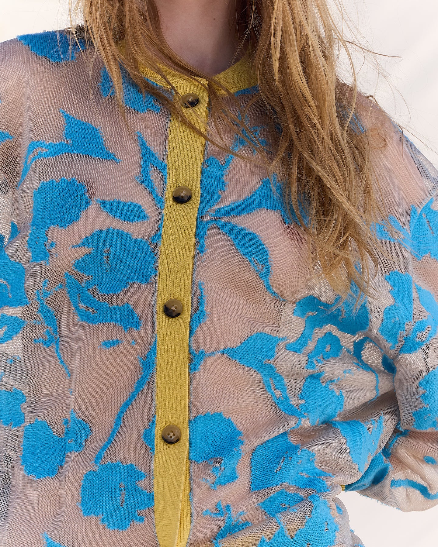 Cardigan Sharini - Bleu : Cardigan long dans un tissu dévoré chair et imprimé bleu Mes Demoiselles