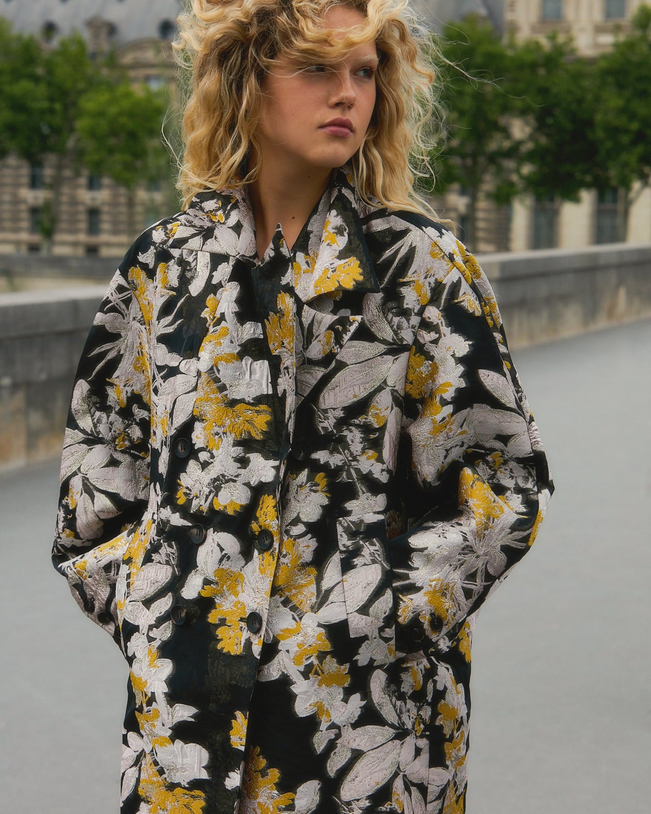 Manteau Soleil - Noir : Manteau jacquard floral – Noir, ivoire et ocre Mes Demoiselles - Image 6