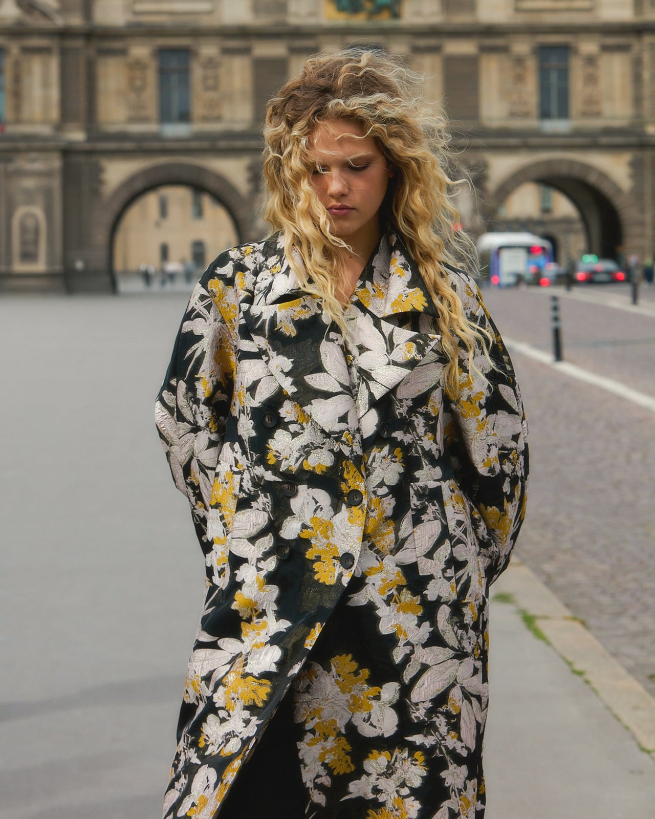 Manteau Soleil - Noir : Manteau jacquard floral – Noir, ivoire et ocre Mes Demoiselles - Image 7