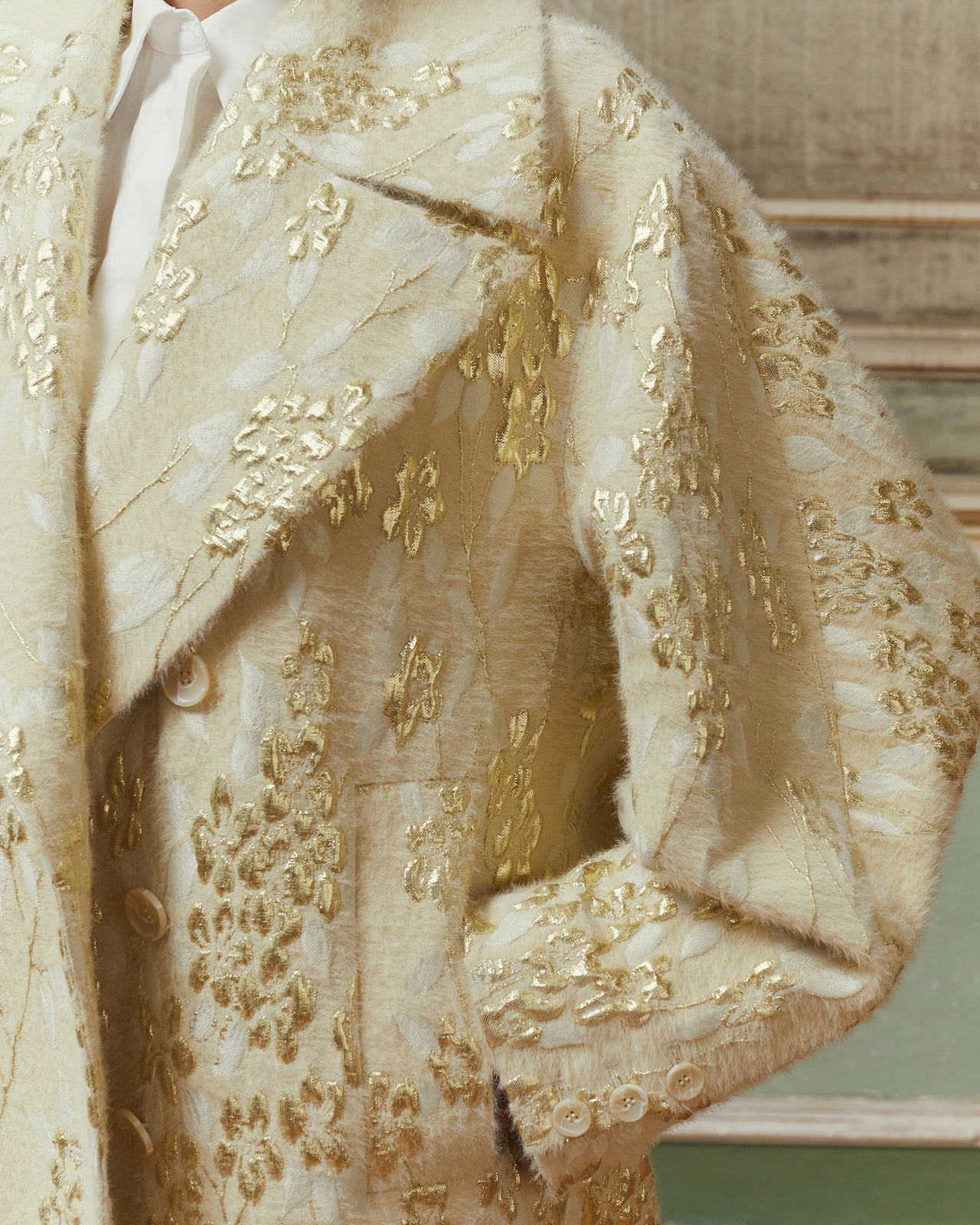 Long manteau écru en jacquard avec dessin lurex doré - Manteaux & vestes Mes Demoiselles - Image 3