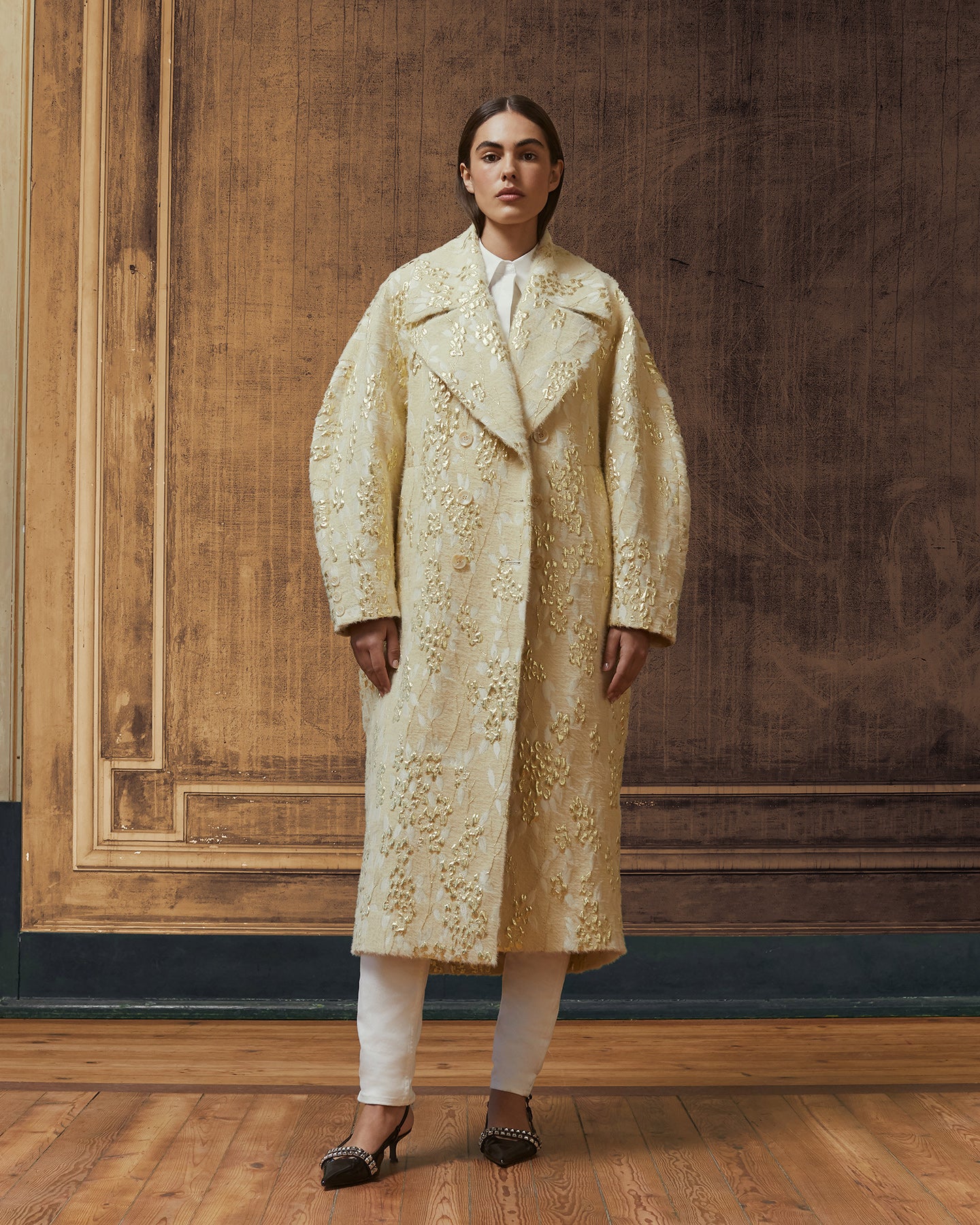 Manteau Royal - Ecru : Long manteau écru en jacquard avec dessin lurex doré Mes Demoiselles