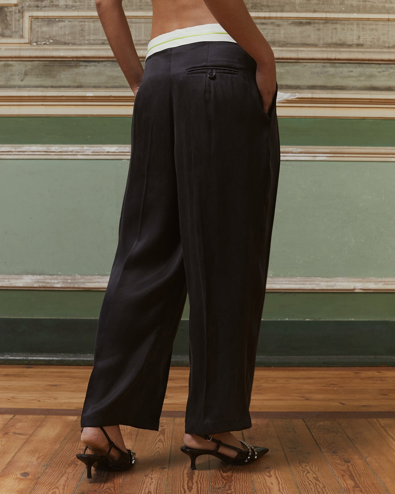 Pantalon Flo - Noir : Pantalon noir en lyocell satiné Mes Demoiselles - Image 5