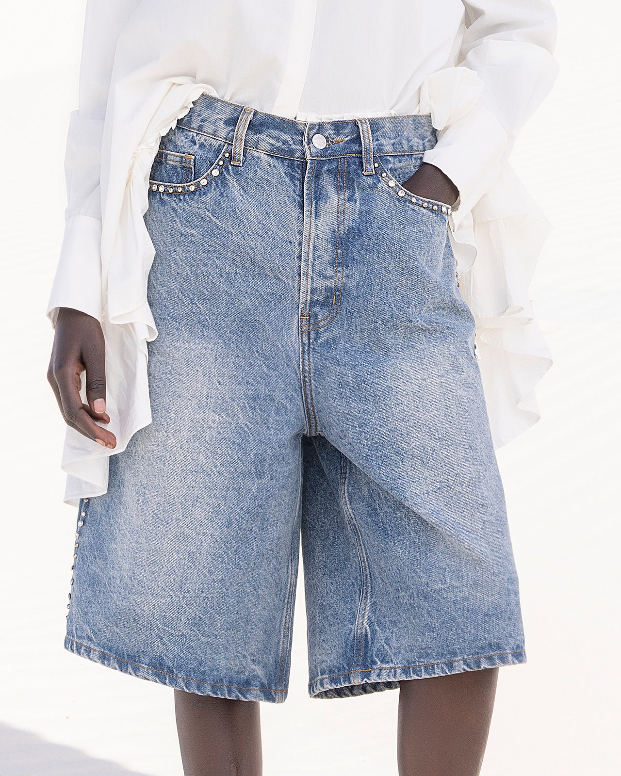 Bermuda long en denim bleu et pièces argentés - Jupes & shorts Mes Demoiselles - Image 2