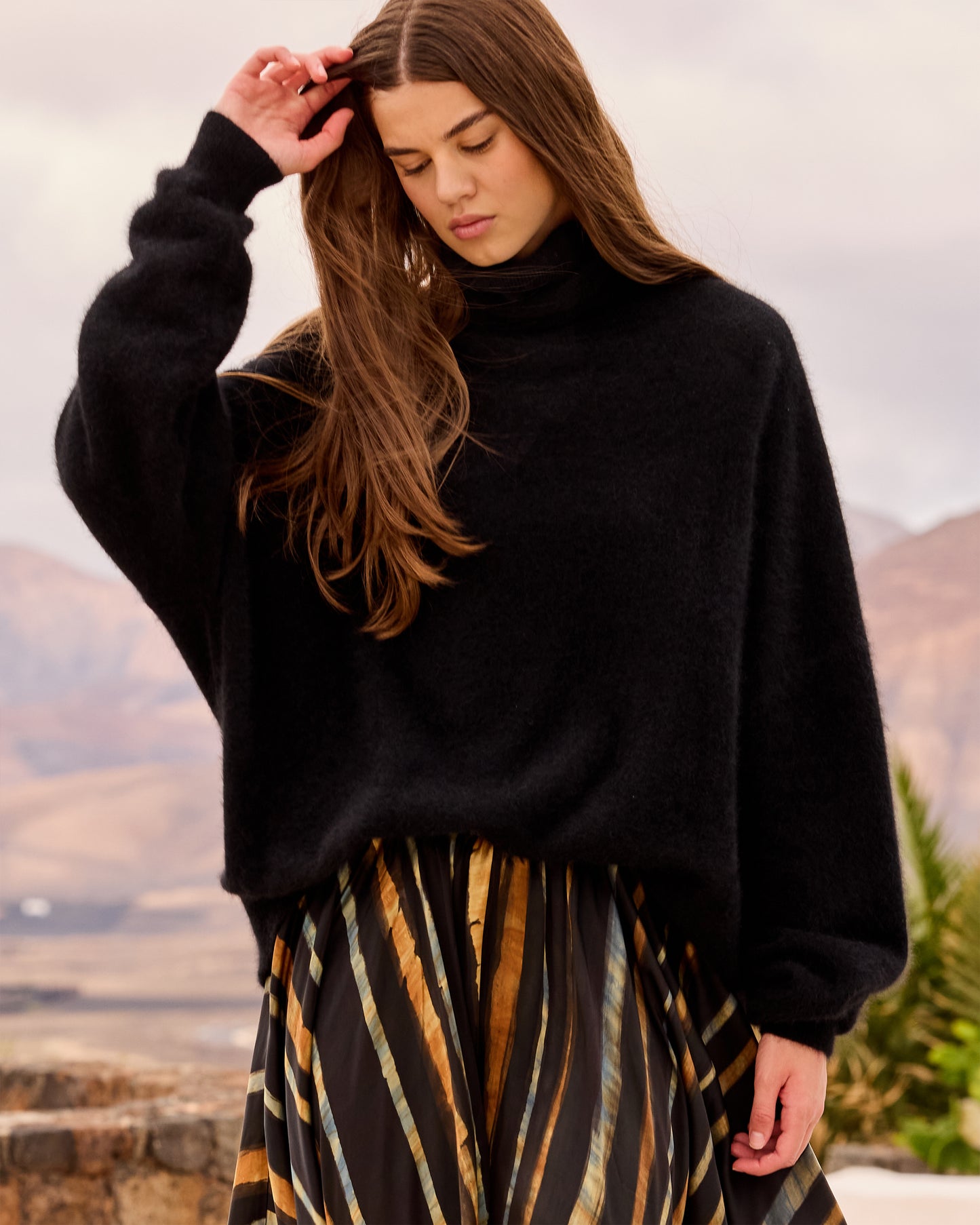 Pull Smaya - Noir : Pull col roulé oversize en laine de raccoon mélangé – Noir Mes Demoiselles