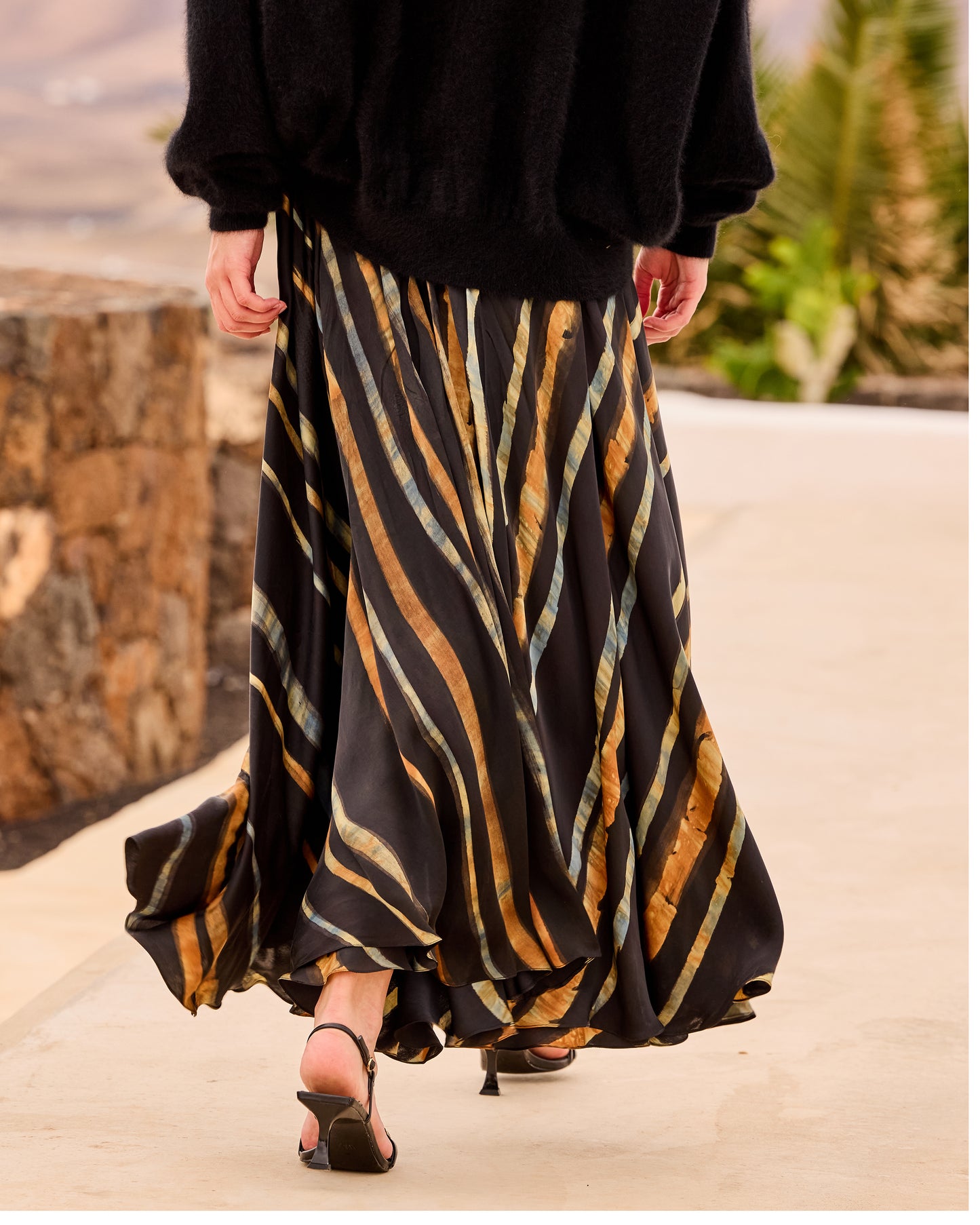 Jupe Lex - Ocre : Jupe à godets en viscose satinée tie & dye – Bleu, Noir et ocre Mes Demoiselles