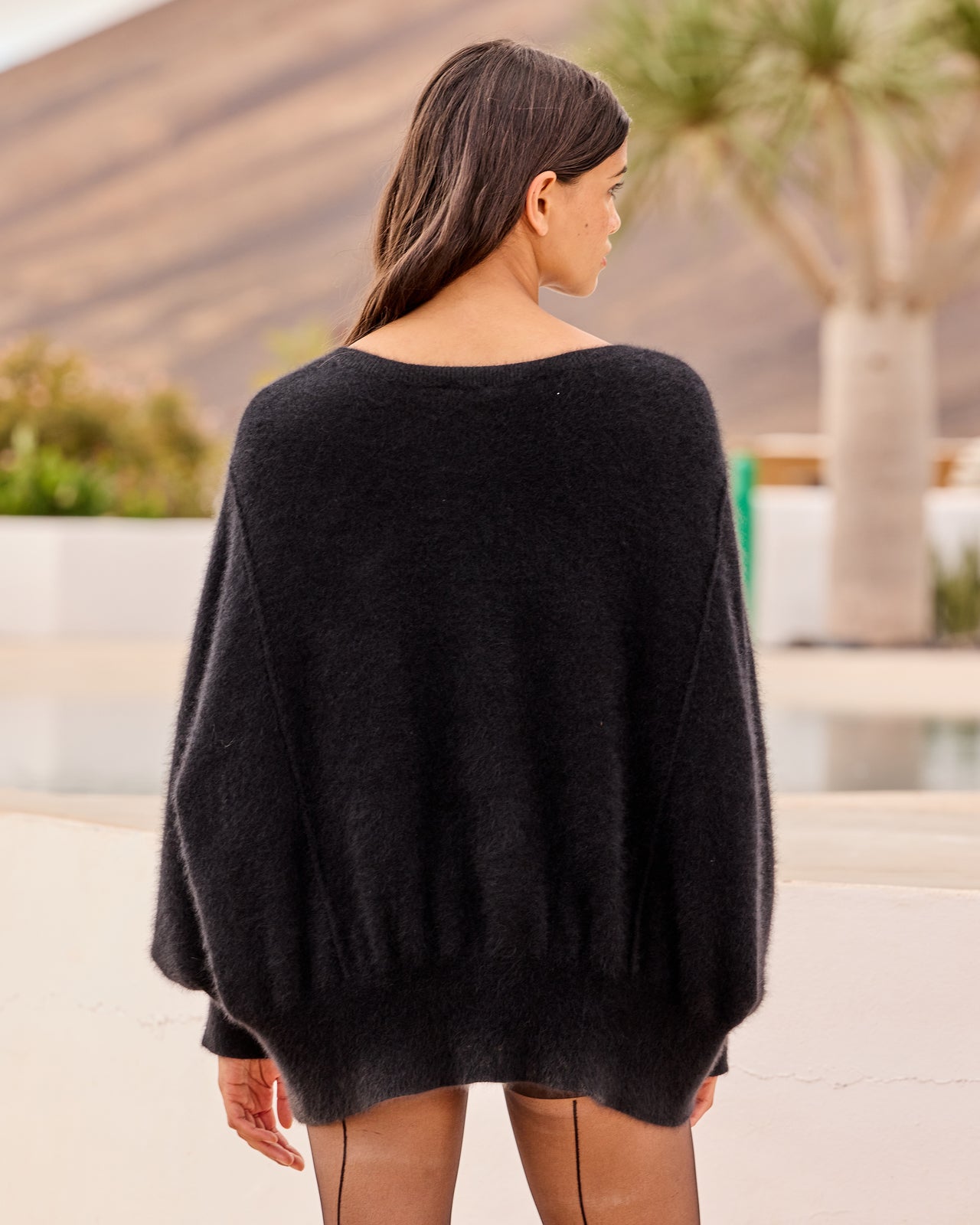 Pull Smilla - Noir : Pull ample en laine de raccoon, cachemire et angora – Noir Mes Demoiselles - Image 4