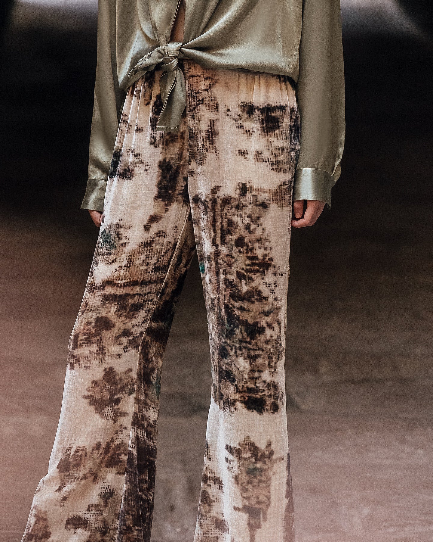 Pantalon Allar - Kaki : Pantalon en velours de soie imprimé paysage Mes Demoiselles