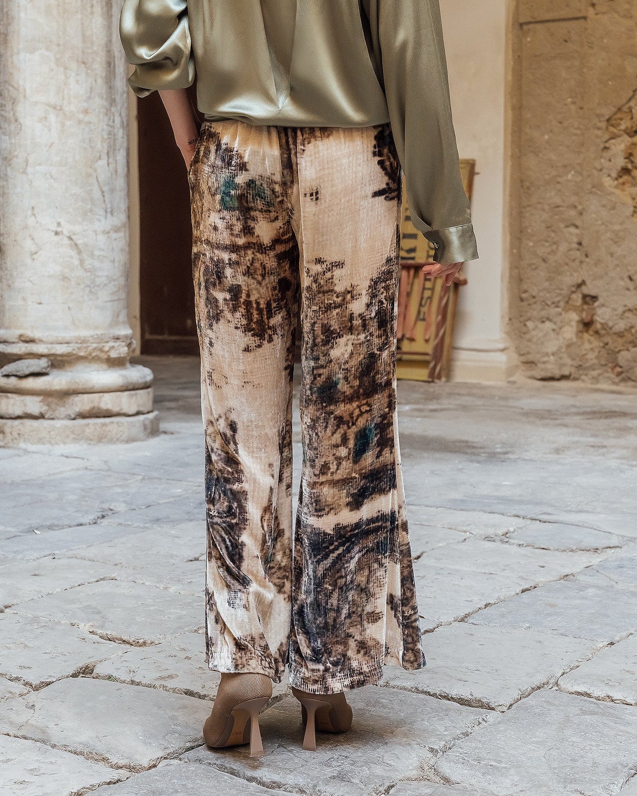 Pantalon Allar - Kaki : Pantalon en velours de soie imprimé paysage Mes Demoiselles - Image 5