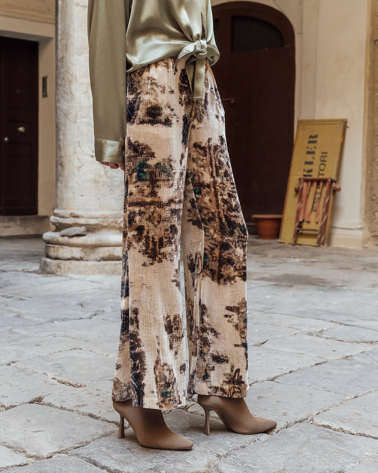 Pantalon Allar - Kaki : Pantalon en velours de soie imprimé paysage Mes Demoiselles - Image 6