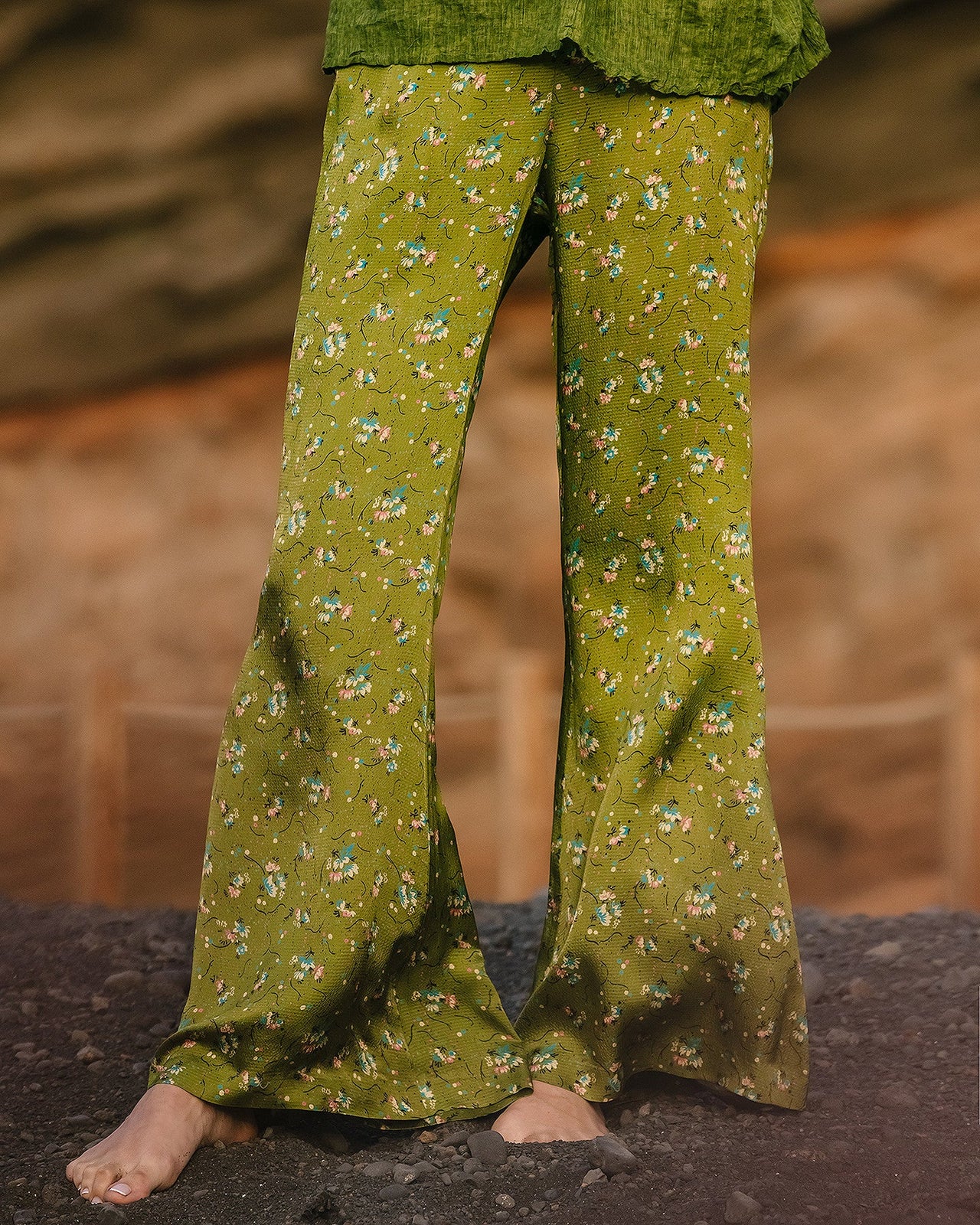 Pantalon Gan - Vert : Pantalon coupe légèrement flare, imprimé floral, taille élastiquée Mes Demoiselles - Image 4
