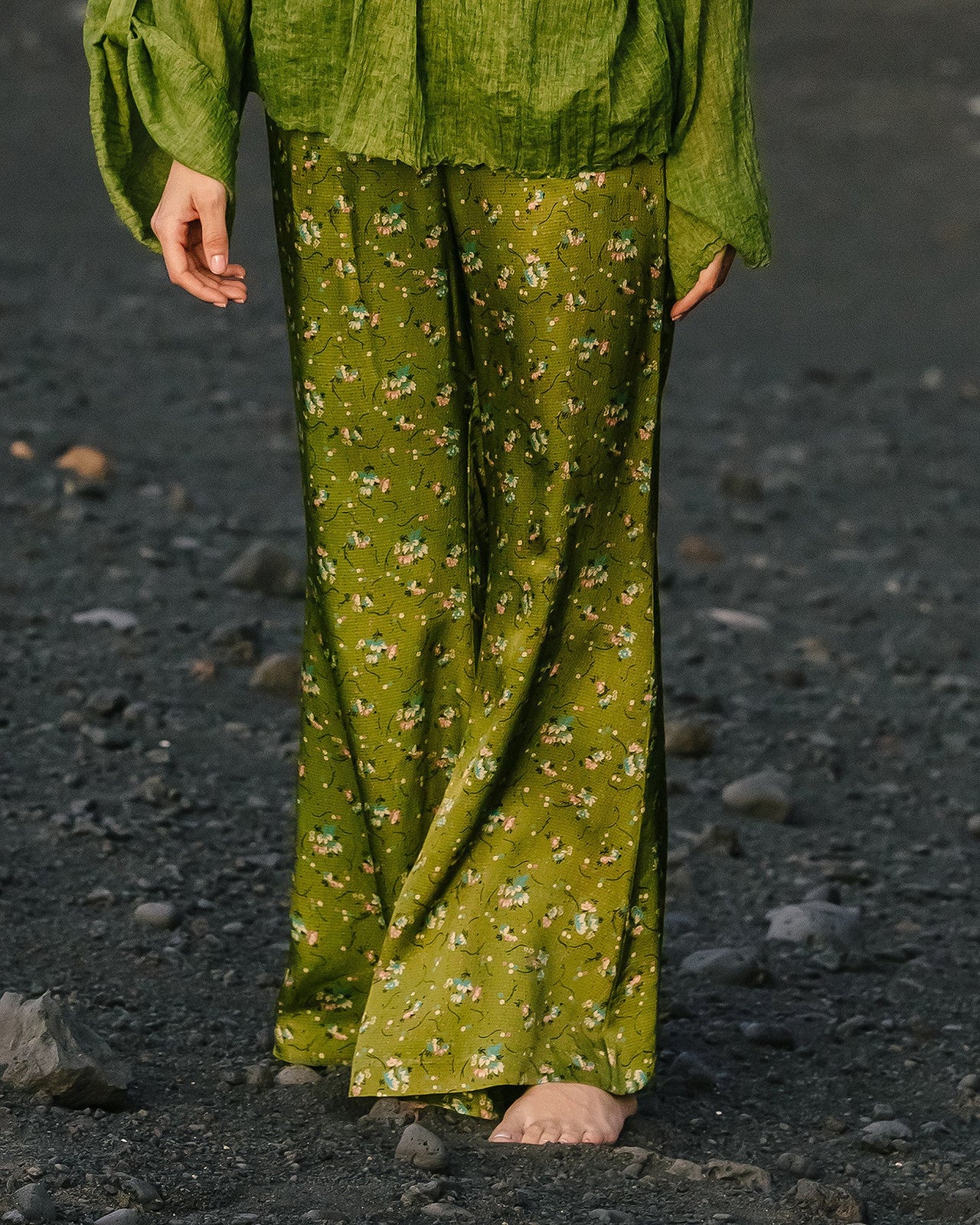 Pantalon Gan - Vert : Pantalon coupe légèrement flare, imprimé floral, taille élastiquée Mes Demoiselles - Image 5