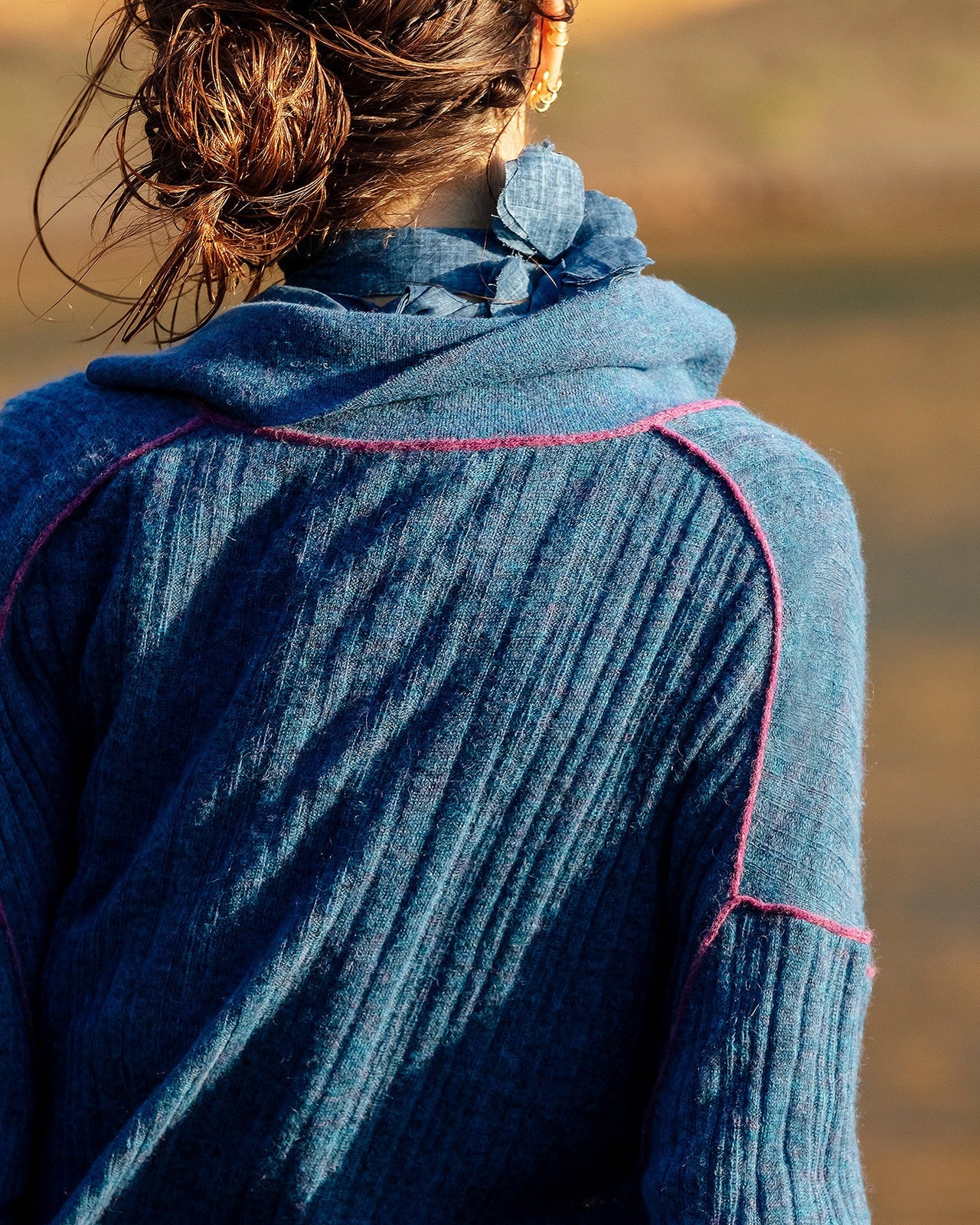 Pull Takuya - Bleu : Pull polo en alpaga, côtes irrégulières, piping coloré Mes Demoiselles - Image 4