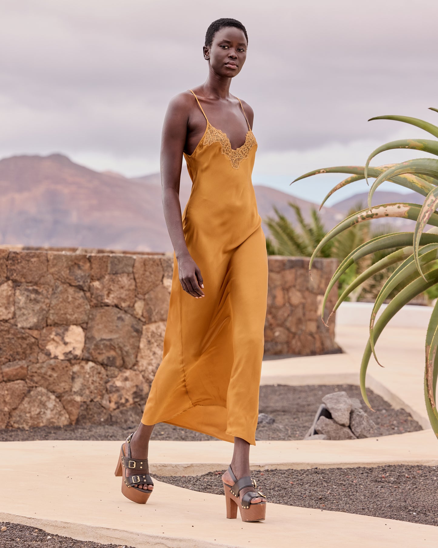 Robe longue en soie et dentelle – Ocre - Robes Mes Demoiselles