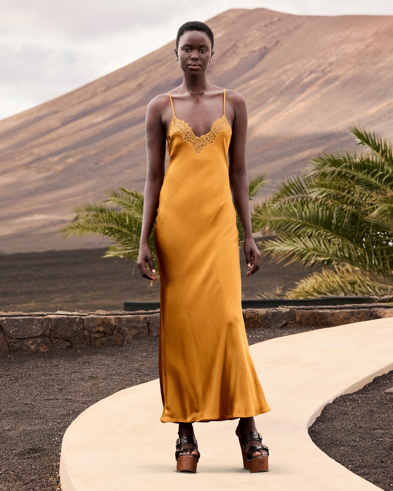 Robe Bruma - Ocre : Robe longue en soie et dentelle – Ocre Mes Demoiselles - Image 6