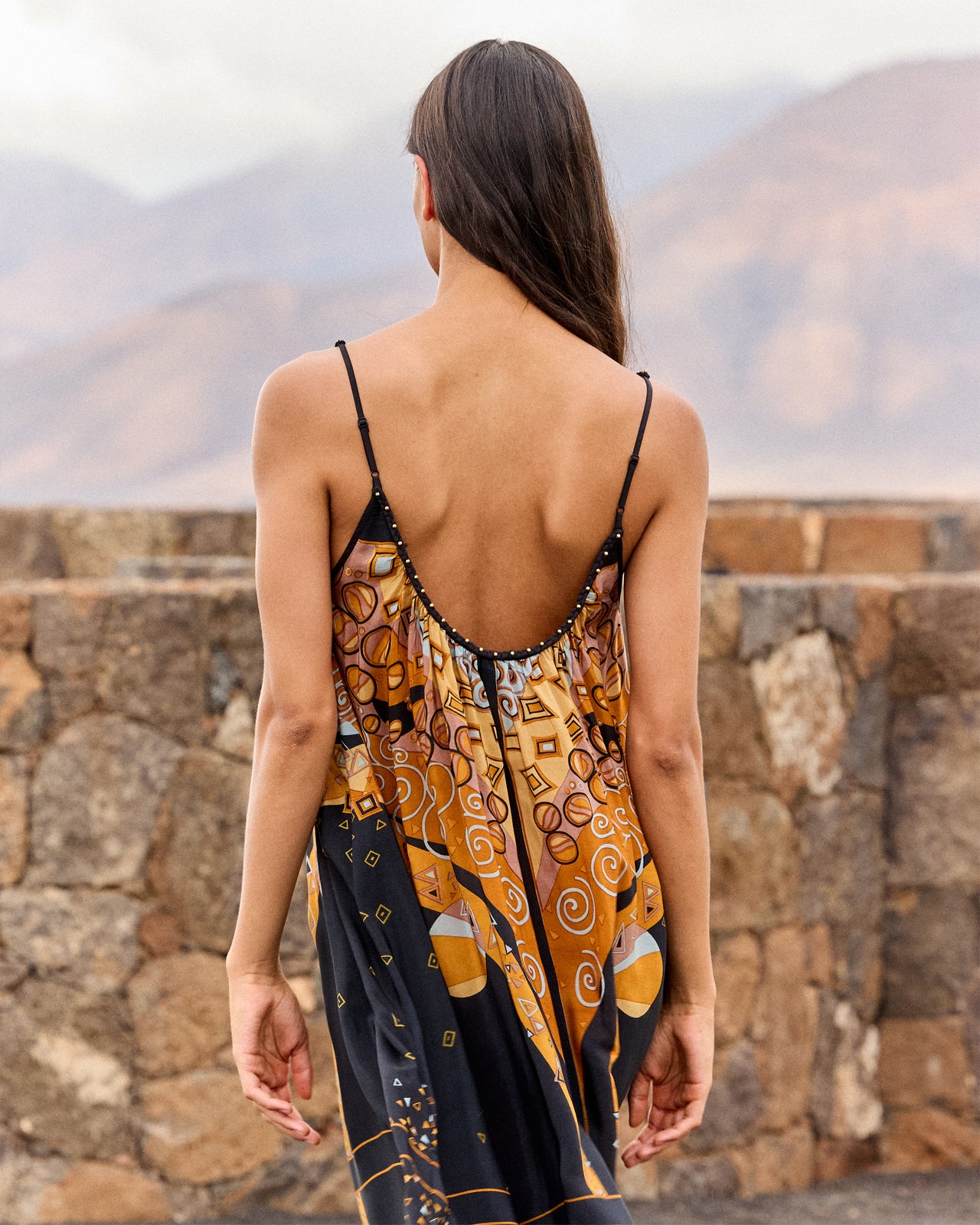 Robe longue bretelles imprimé placé – Noir et ocre - Robes Mes Demoiselles - Image 3