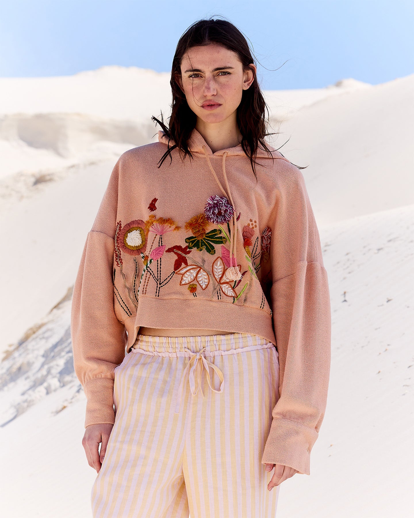 Hoodie Calpe - Rose : Sweat shirt rose poudré avec broderies florales Mes Demoiselles