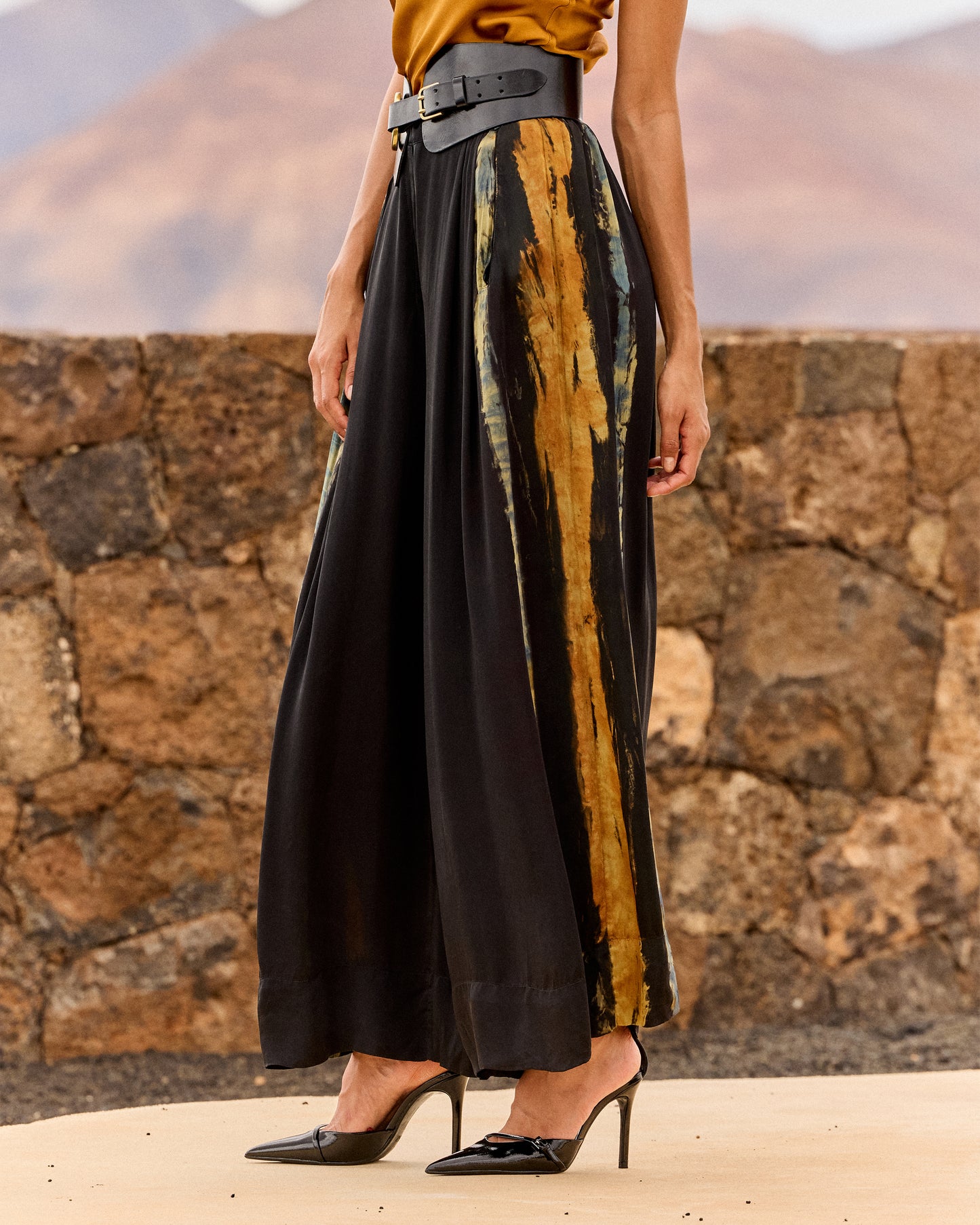Pantalon large en viscose satinée tie & dye – Bleu, noir et ocre - Pantalons & combinaisons Mes Demoiselles