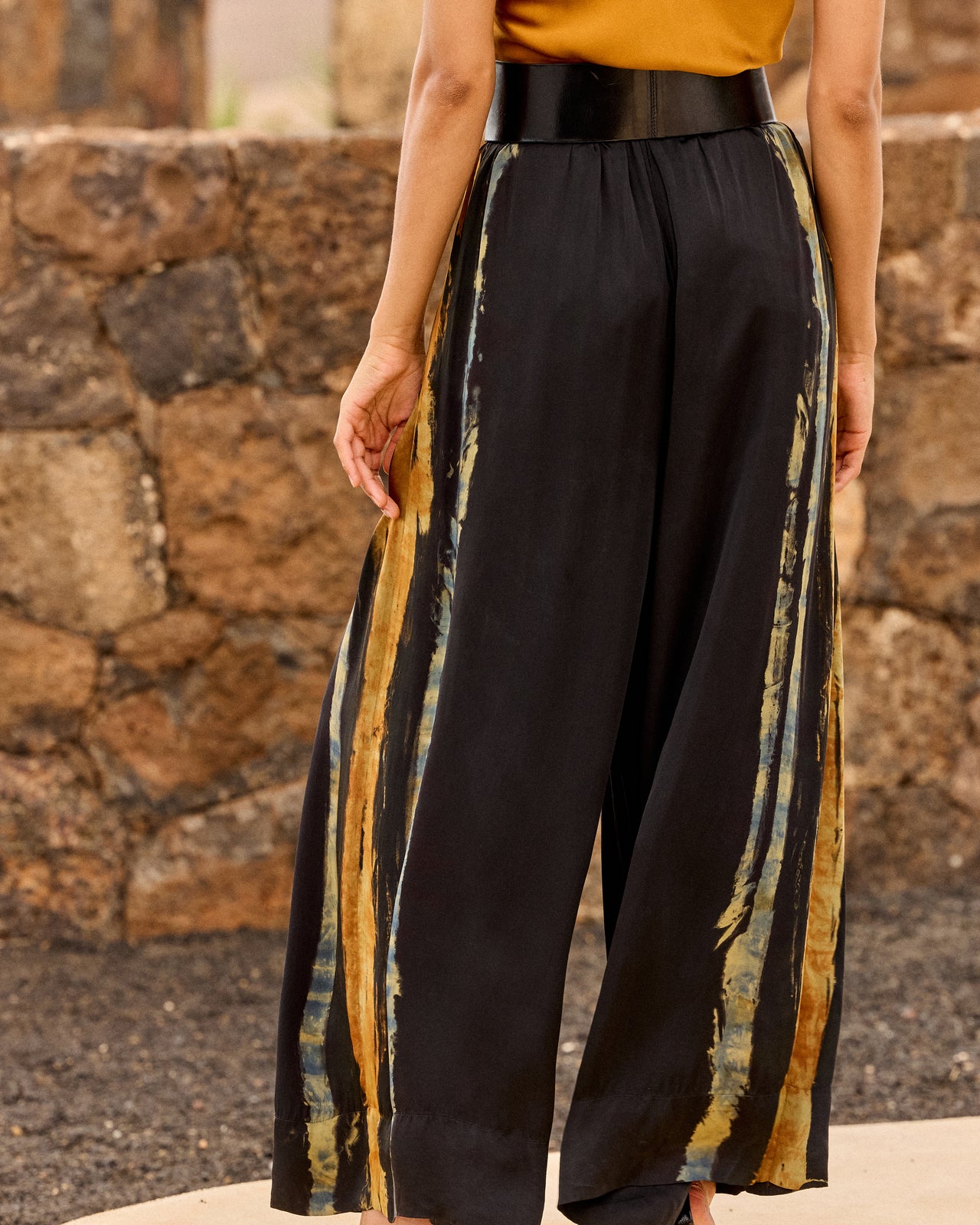 Pantalon Llorllora - Ocre : Pantalon large en viscose satinée tie & dye – Bleu, noir et ocre Mes Demoiselles - Image 4